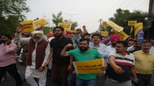 Tarn Taran में AAP का विरोध प्रदर्शन, Raja Warring के Casteist Remarks के खिलाफ फूंका पुतला