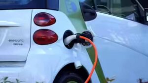 EV यूज़र्स को बड़ी राहत: दिल्ली सरकार ने 2026 तक हर इलाके में चार्जिंग नेटवर्क बढ़ाने का बनाया रोडमैप