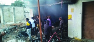कपड़ा दुकान में भीषण आग, लाखों रुपये का माल जलकर राख