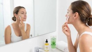 रेज़र लगाने से पहले ज़रूर पढ़ें: चेहरे की ये 5 गलतियाँ स्किन को पहुँचा सकती हैं भारी नुकसान