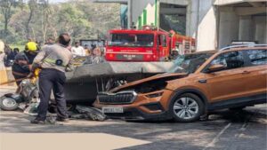 मुंबई हादसा: रनिंग ऑटो पर गिरा मेट्रो पिलर, 4 लोग गंभीर रूप से घायल