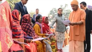 गोरखपुर: CM योगी ने जनता दर्शन में लोगों की समस्याएं सुनीं, अधिकारियों को कार्रवाई के दिए निर्देश