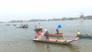 नर्मदा नदी में विशाल नाव रैली, बीच नदी में मेधा पाटकर ने उठाई मछुआरों की आवाज