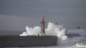 200 KMPH का बवंडर और 95 किलोमीटर की रफ्तार वाला तूफान, मूसलधार बारिश ने पुर्तगाल में मचाई तबाही, 11 की मौत