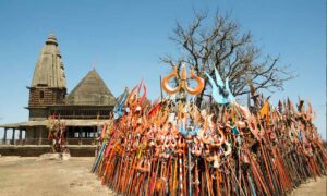 त्रिशूल लेकर चौरागढ़ महादेव के लिए निकले श्रद्धालु, सतपुड़ा की वादियों में गूंजे हर-हर महादेव के जयकारे