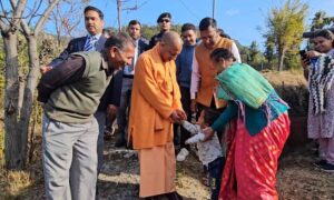 बच्चों के बीच उमड़ा ‘बाबा’ का बालप्रेम, मुख्यमंत्री योगी आदित्यनाथ ने उत्तराखंड के अपने पैतृक गांव पंचूर में किया रात्रि विश्राम