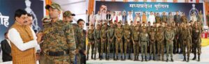 मुख्यमंत्री डॉ मोहन यादव नक्सली मुठभेड़ में अदम्य साहस दिखाने वाले 60 जवानों को क्रम  से पूर्व पदोन्नति देने के लिए कार्यक्रम में पहुंचे।
