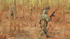 बीजापुर में सुरक्षा बलों और से मुठभेड़ जारी, नक्सली कमांडर उधम सिंह ढेर