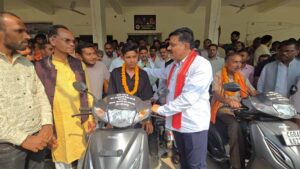 स्कूटी मिलने से लाभार्थियों में खुशी की लहर, उपमुख्यमंत्री के प्रति जताया आभार