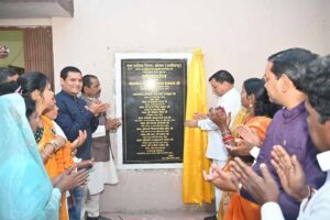 मुड़ापार हेलीपेड में नवनिर्मित सामुदायिक भवन का कैबिनेट मंत्री और महापौर ने फीता काटकर किया लोकार्पण