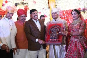 मुख्यमंत्री डॉ. यादव ऊर्जा मंत्री  तोमर के सुपुत्र रिपुदमन के विवाह समारोह में शामिल हुए वर-वधु को दिया आशीर्वाद