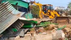 उज्जैन में पंच पीर मजार के पास अतिक्रमण पर चला बुलडोजर, सालों पुरानी सैटेलाइट तस्वीरों से हुआ खुलासा