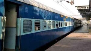 भोपाल एक्सप्रेस में अफरा-तफरी: ट्रेन छूटते ही अनाउंसमेंट—‘बी-2 कोच में आग’, घबराकर कूदे यात्री