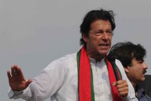 इमरान खान की आंखों पर सस्पेंस खत्म! पाक कानून मंत्री बोले—70% नजर ठीक, चश्मे से देख सकते हैं