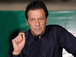 इमरान खान की बिगड़ी सेहत पर क्रिकेट जगत चिंतित, कपिल-गावस्कर सहित 14 दिग्गजों ने पाक सरकार को लिखा पत्र